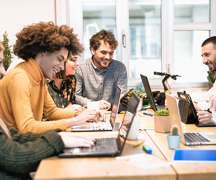 Imagen de un grupo de empleados trabajando juntos en una sala de reuniones