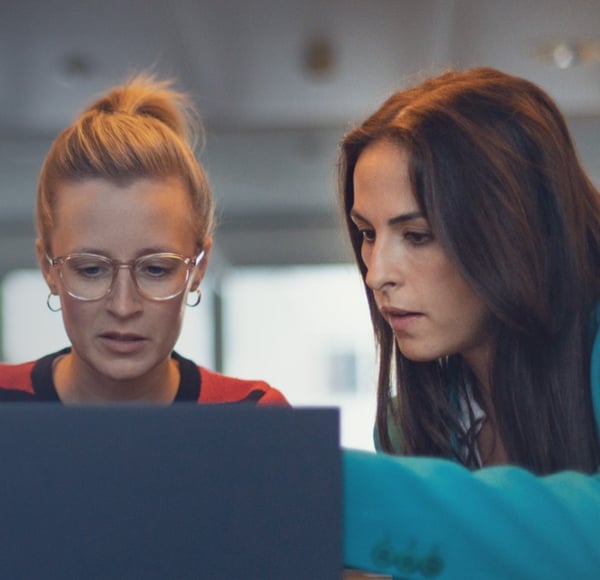 Imagen de unos compañeros de trabajo hablando