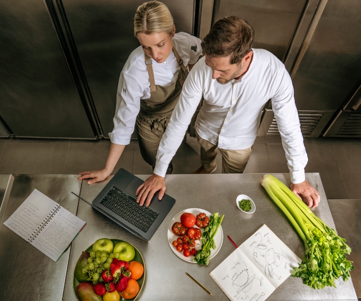 Imagen de Victor Cardiel, hijo de un empresario hostelero, ella Claire Hutchings, reconocida chef ganadora del concurso Masterchef profesional 2018 en su edición