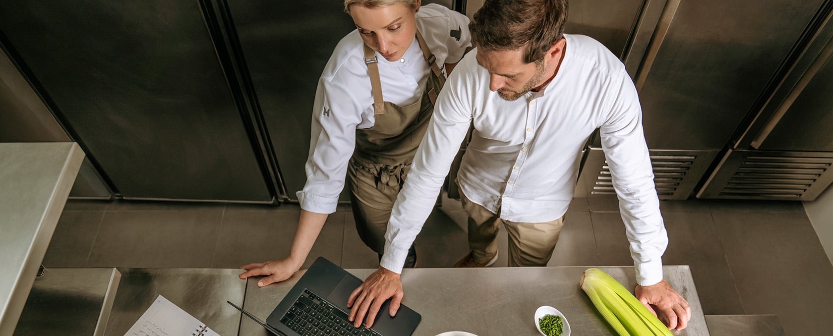 Imagen de una mujer con su portatil mientras atiende al teléfono