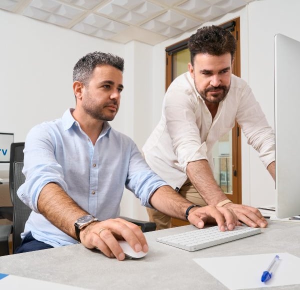 Imagen de dos autónomos trabajando con el ordenador