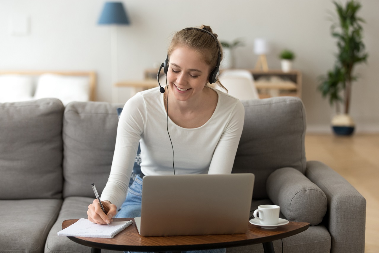 Imagen de una mujer atendiendo una llamada por callcenter