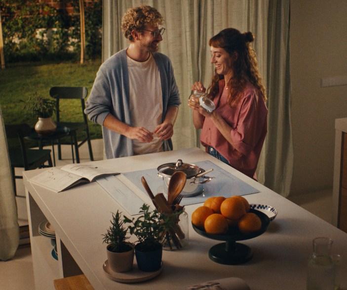 Imagen de una pareja en la cocina