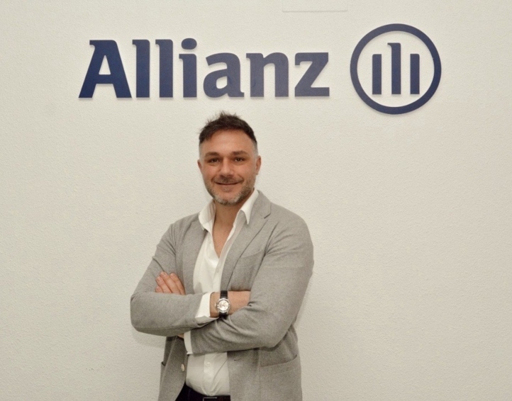 Imagen de un agente atendiendo a un cliente por teléfono