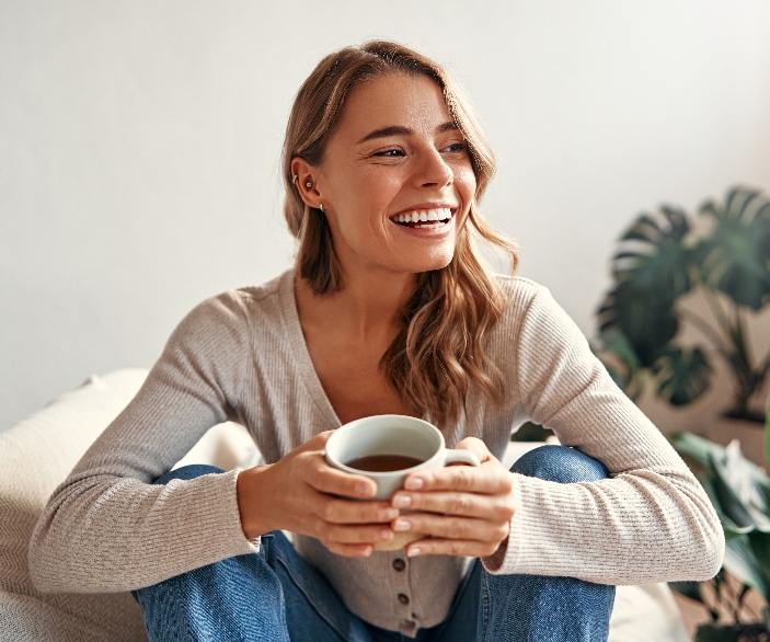 chico muy contento conduciendo un coche