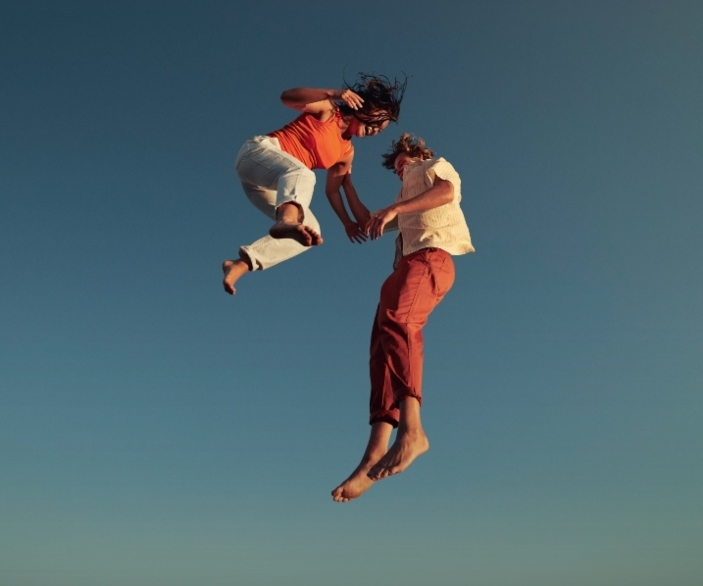 Dos personas saltando felices