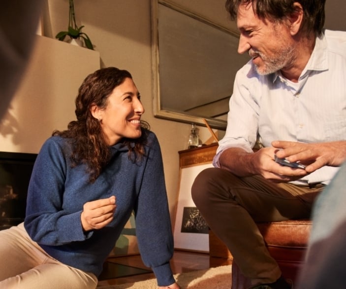 Pareja jugando a juegos de mesa en casa