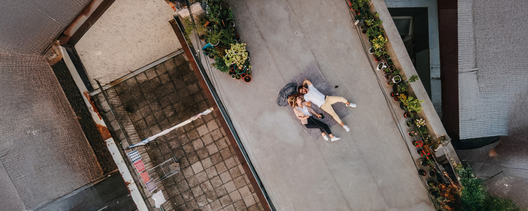 Imagen de una pareja relajada pensando en sus inversiones estirados en la terraza