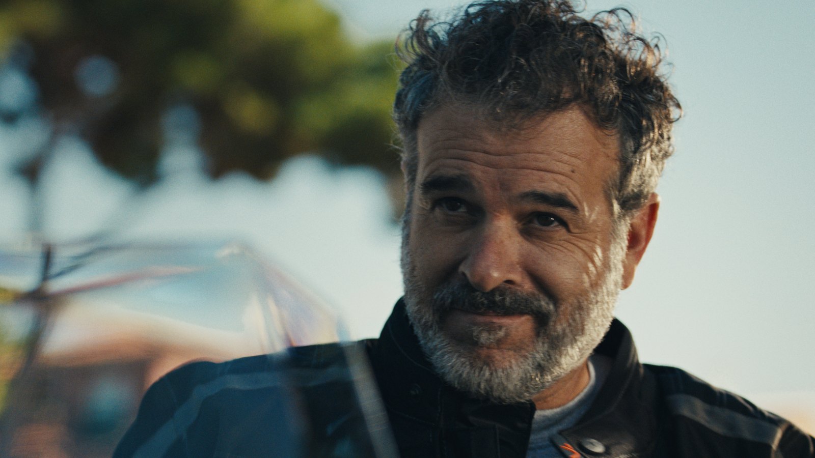 Imagen de un hombre en su moto