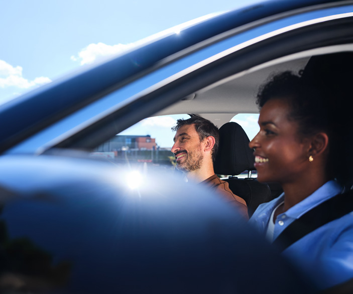 persona conduciendo un coche