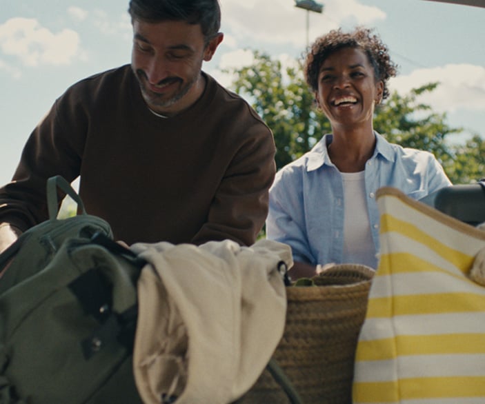 Imagen de una pareja vaciando su coche