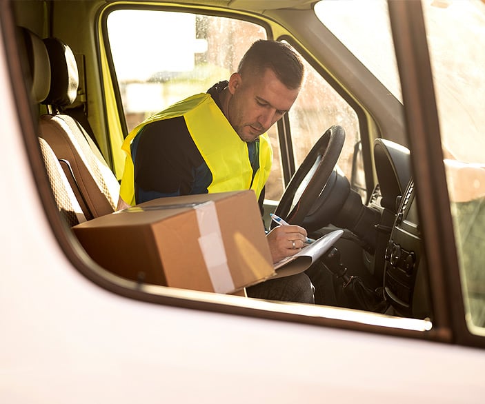 Imagen de un hombre en una furgoneta