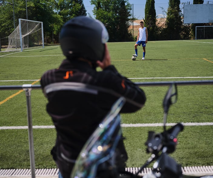 Imagen de un hombre quitándose el casco de moto