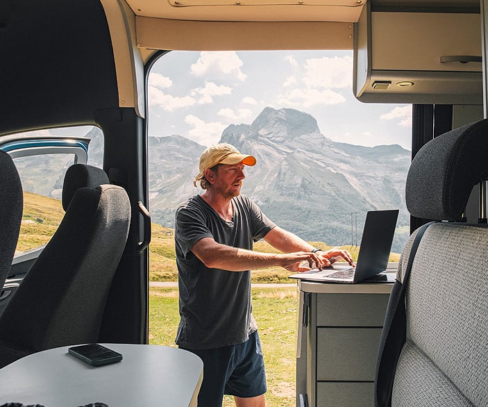 Imagen de un hombre en su autocaravana