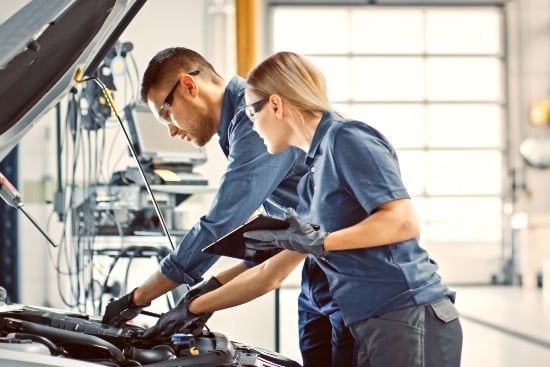 imagen de dos mecánicos arreglando un coche