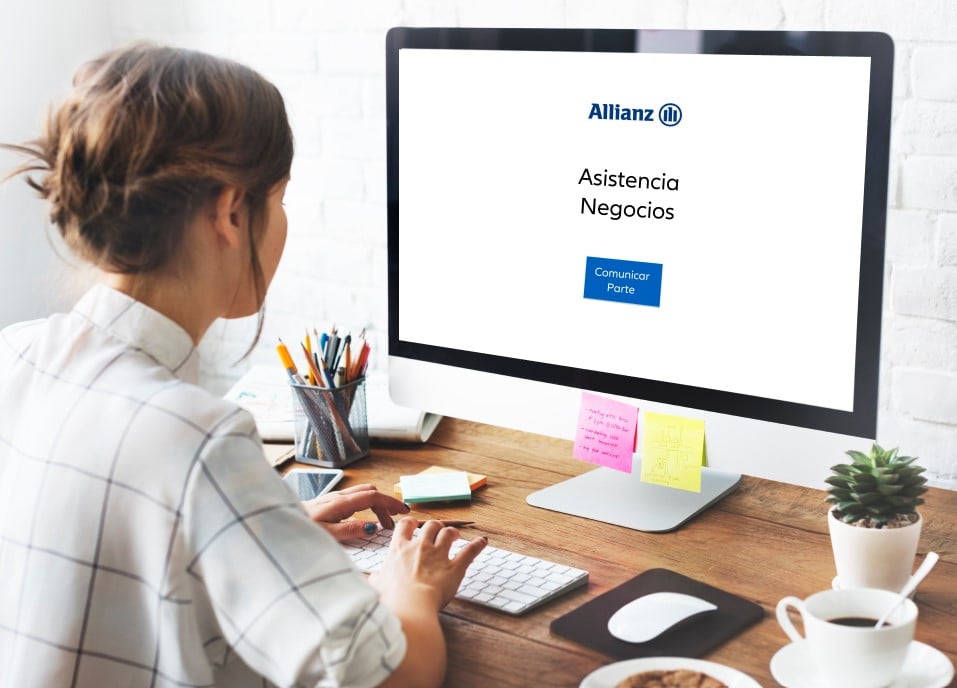 Imagen de una mujer navegando por la web de Allianz en la página de Asistencia Negocios