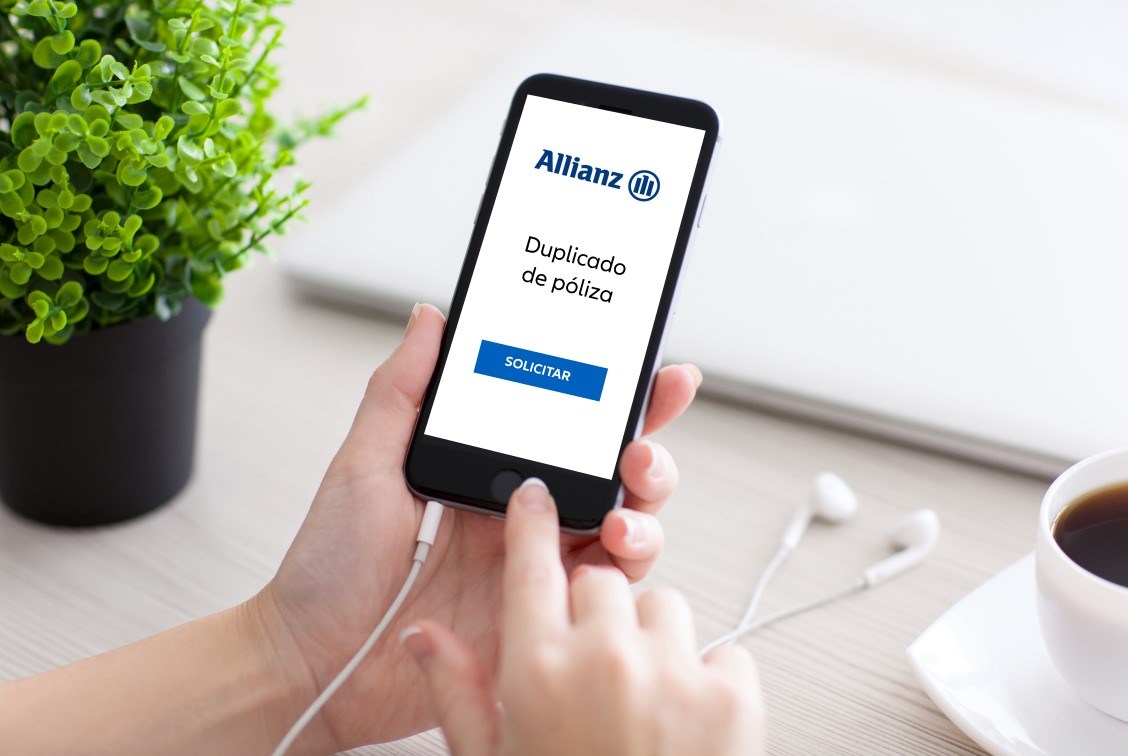 Imagen de una mujer navegando por la web de Allianz en la página de duplicado de póliza