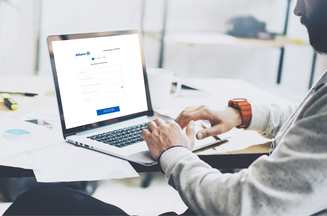Imagen de un hombre navegando por la web de Allianz en la página de modificar datos personales