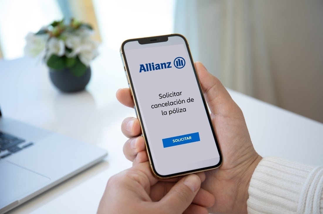 Imagen de una mujer navegando por la web de Allianz en la página de solicitar anulación