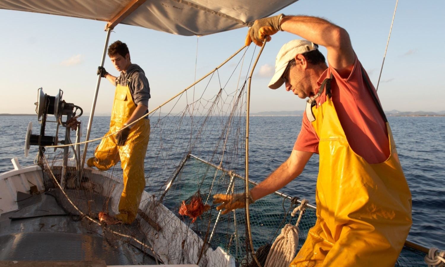Imagen de dos pesqueros en un barco