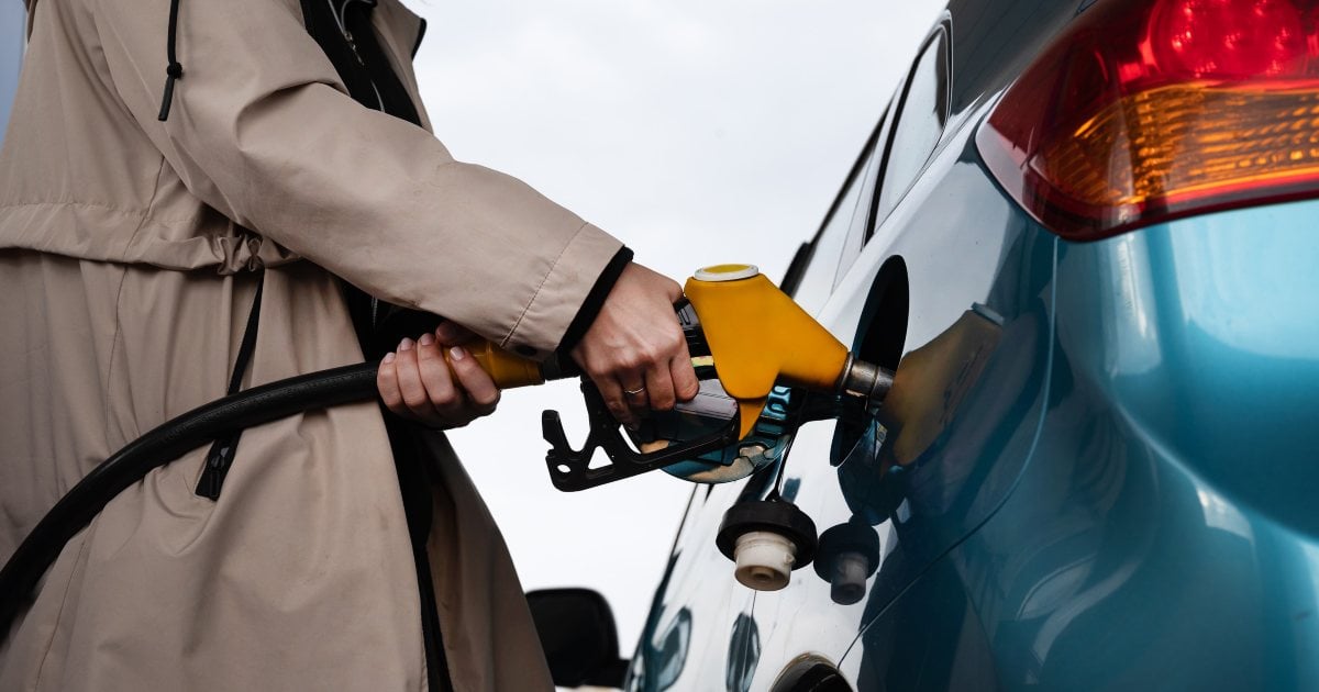 Imagen de una persona metiendo gasolina en su coche