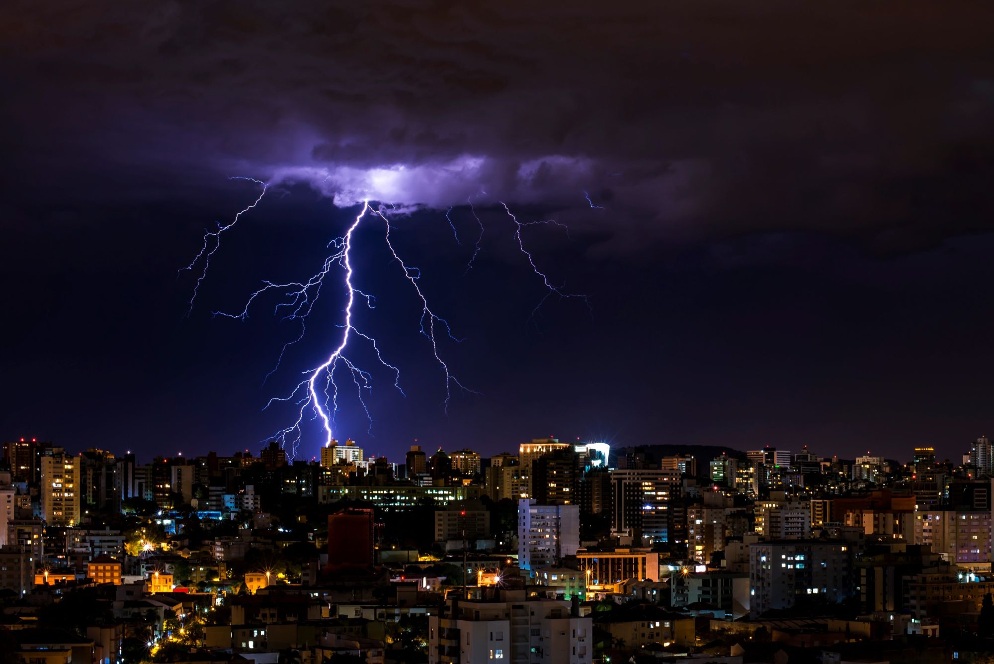 Imagen de una tormenta en una ciudad