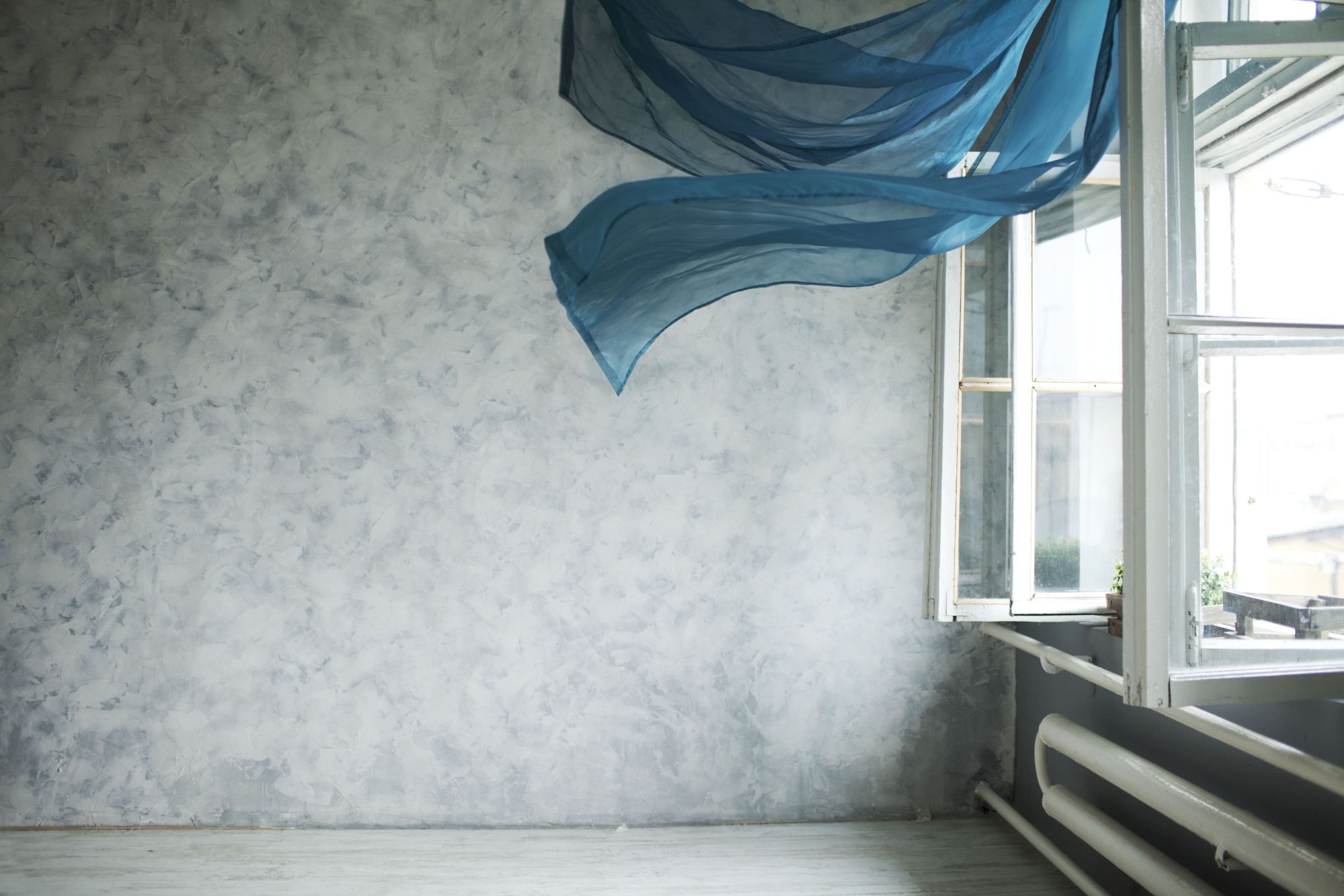 Imagen de una ventana abierta por el fuerte viento