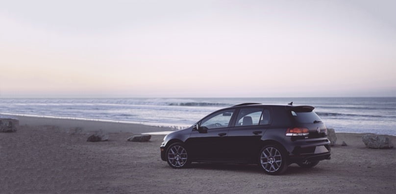 Imagen de un coche aparcado en la playa